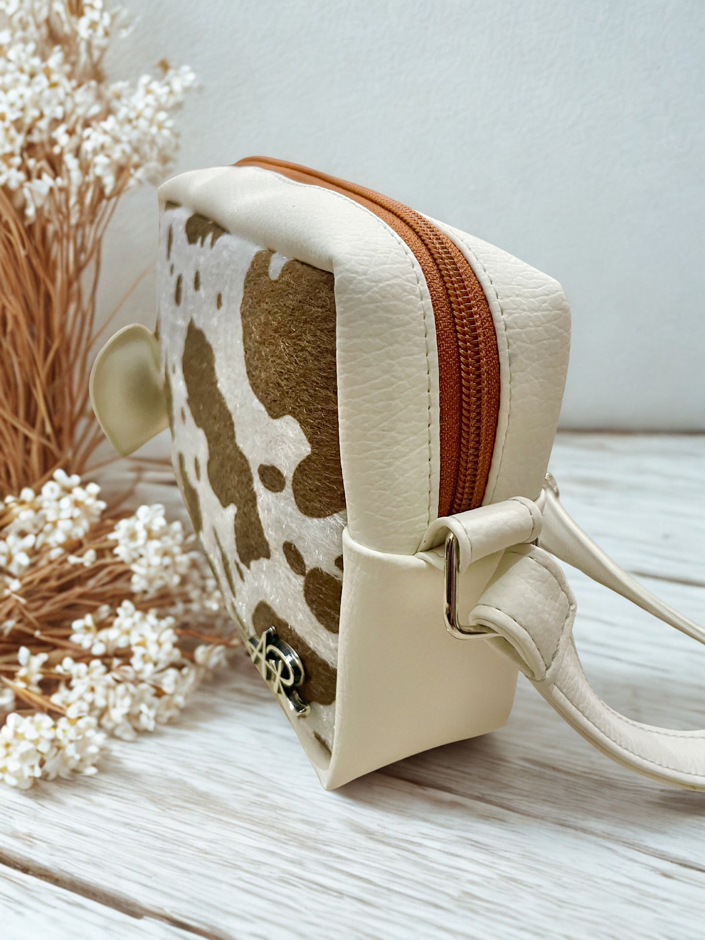 Bandolera Cow print + Charms